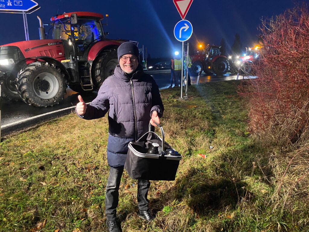 Uwe Rumberg bringt den protestierenden Bauern Kaffee und Tee.